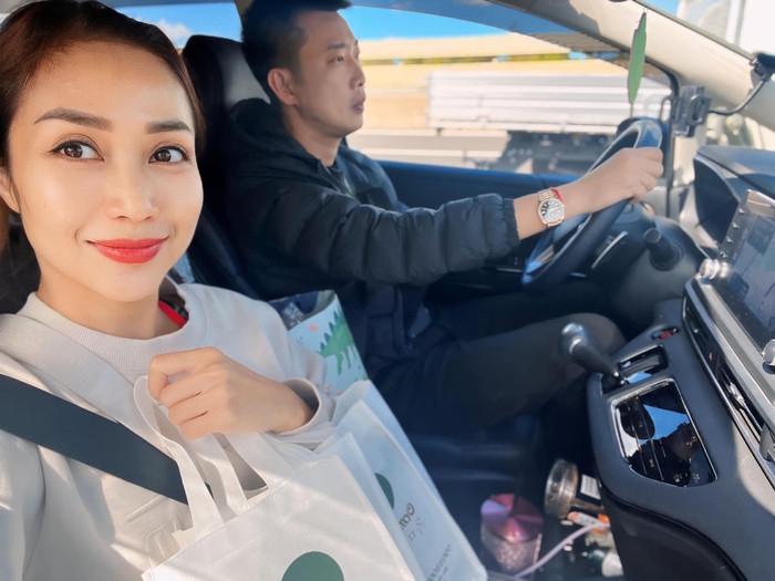 Ốc Thanh Vân chụp ảnh cùng chồng tại Úc. Hiện, hai vợ chồng không sống cùng nhau nhưng Trí Rùa thường xuyên bay qua Úc thăm vợ con.