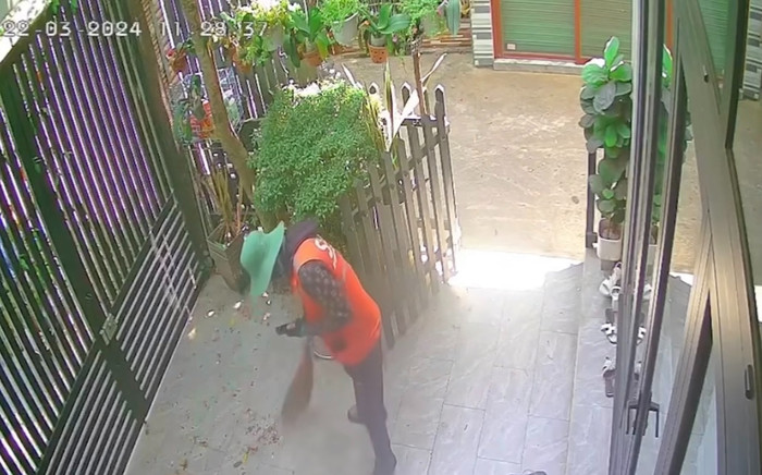 Anh shipper có tâm nhất quả đất, giao hàng thấy nhà bẩn tiện tay quét luôn Ảnh 2