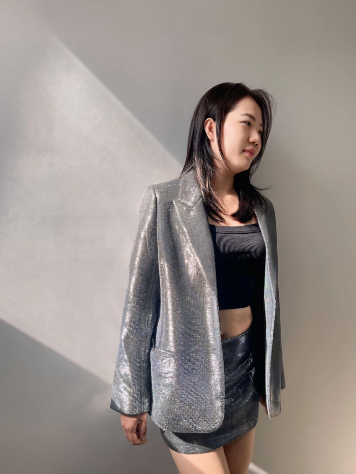 Thúy Kiều 'táo bạo' mặc áo crop top phối cùng chân váy ngắn, áo khoác bên ngoài.