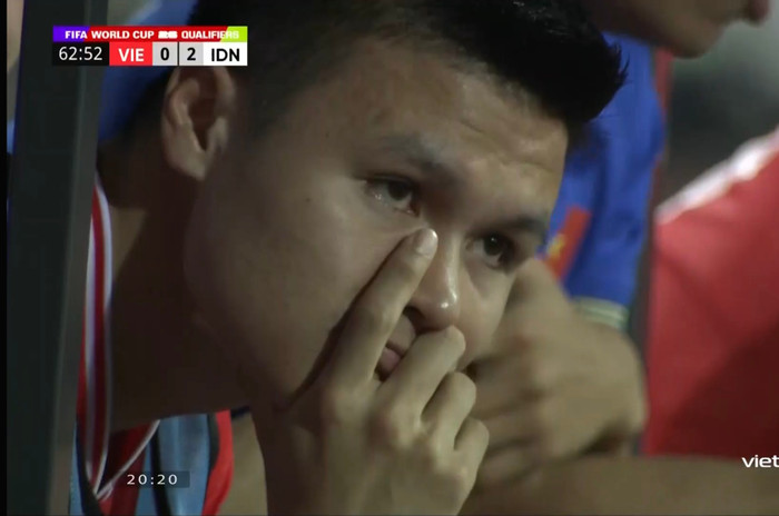 Quang Hải thất vọng khi HLV Troussier không cho anh vào sân dù tuyển Việt Nam để cho Indonesia dẫn 2 bàn.