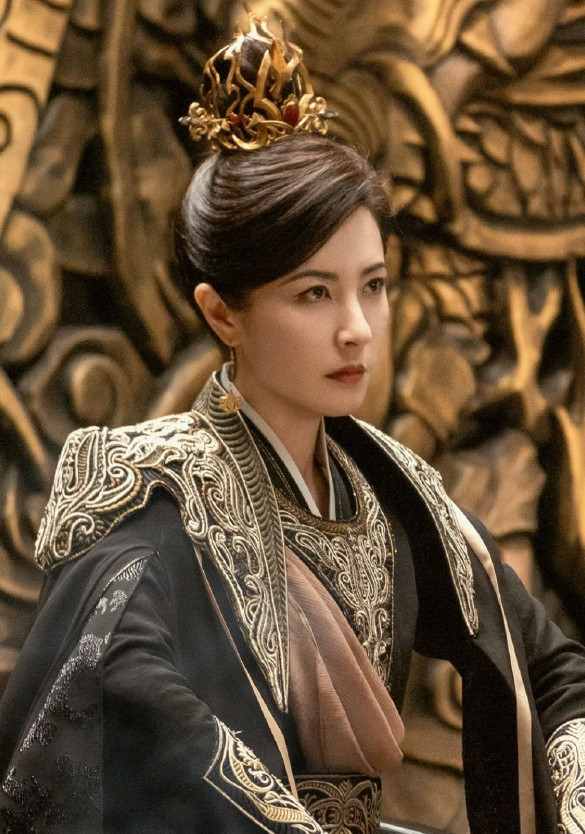 Tăng Lê trong vai Linh tôn Thẩm Mộc Nguyệt. 