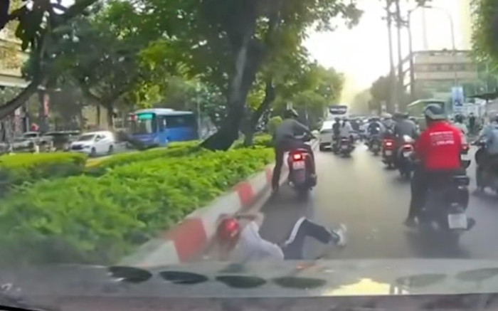 Lấn làn vượt ẩu, người đàn ông đánh rơi con giữa đường Ảnh 2