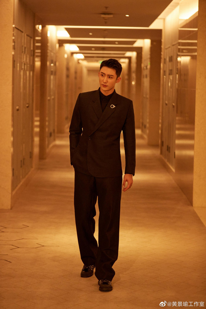 Hoàng Cảnh Du luôn được xếp sao nam có tỉ lệ cơ thể siêu thực.