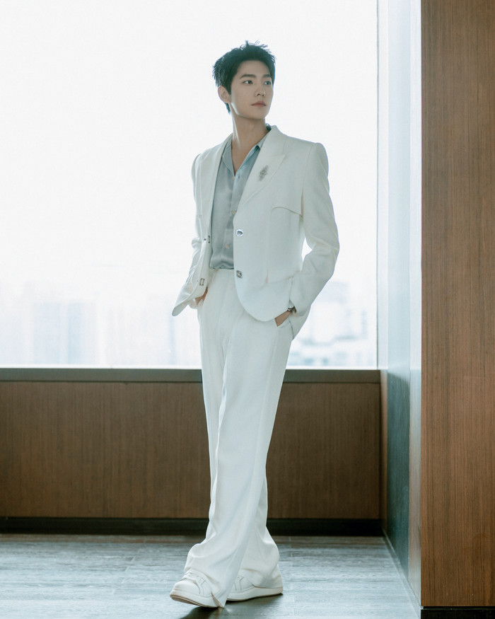 Tạm gác vấn đề diễn xuất sang một bên, nhan sắc lẫn ngoại hình của Dương Dương vẫn luôn là cực phẩm, chiếm vị trí độc tôn trong lòng công chúng suốt nhiều năm qua, thậm chí anh còn là 'hình mẫu vàng' trong làng ngôn tình, 'con cưng' của tiểu thuyết gia Cố Mạn. 