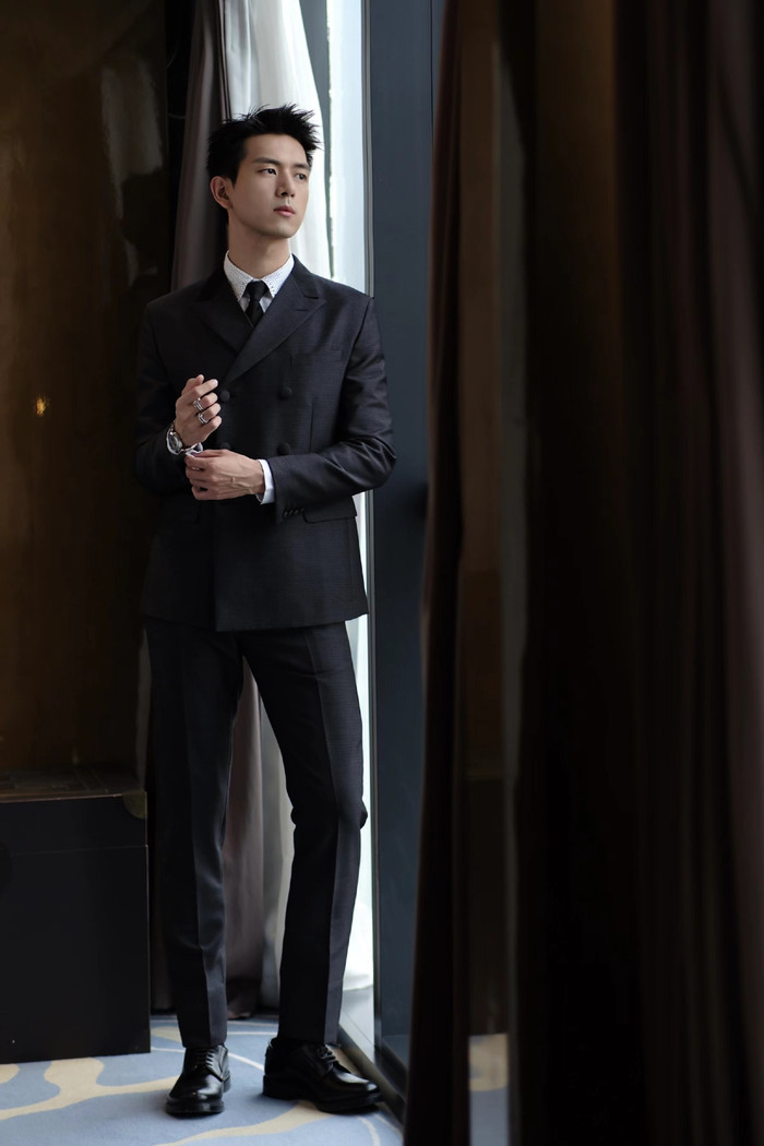 Lý Hiện là nam diễn viên quen mặt với khán giả qua kha khá bộ phim ăn khách, có thể kể đến: Cá Mực Hầm Mật, Đi Đến Nơi Có Gió... Nam diễn viên ghi điểm với ngoại hình cao ráo, nam tính.  