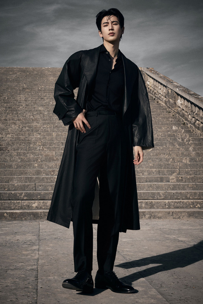 Trương Lăng Hách dù sở hữu 'khổng lồ' tới 1m90, nhưng tỷ lệ cơ thể của anh vẫn khá đẹp, cân được mọi loại outfit. 