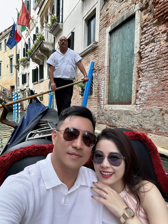 Hằng Túi khoe ảnh được bạn trai cầu hôn ở Ý. Nói về bạn trai hiện tại, người đẹp từng cho biết đây là người đàn ông ấm áp, biết chăm lo cho gia đình và không ngại vào bếp nấu ăn.