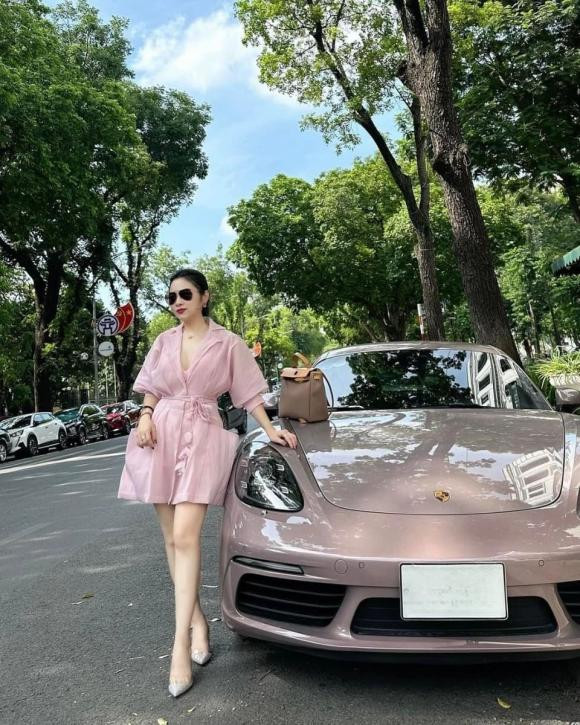 Dù đã bước sang độ tuổi U40 nhưng Hằng Túi luôn khiến nhiều người phải xuýt xoa khi nhan sắc như  'lão hóa ngược'. Nàng hot mom ở hữu làn da mịn màng, thần thái tươi tắn không kém gì các cô gái đôi mươi.