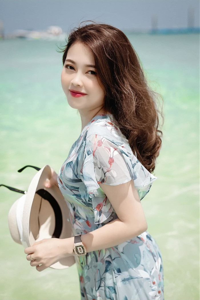 Hằng Túi tên thật là Nguyễn Bích Hằng, sinh năm 1987. Không chỉ nổi tiếng là 'hotmom' 6 con vừa xinh đẹp vừa có tài kinh doanh, Hằng Túi khiến nhiều người sở hữu nhiều tài sản có giá trị. 