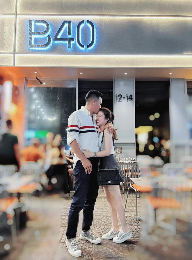 Đến đầu tháng 7/2023, Hằng Túi bất ngờ đăng tải bức ảnh tình tứ, công khai người yêu mới. Cô viết: “Đồn thổi nhiều kịch bản quá nên công khai luôn để tất cả chúng ta cùng tập trung làm việc”. Động thái này của bà mẹ 6 con như ngầm khẳng định đã tan vỡ lần thứ 2.