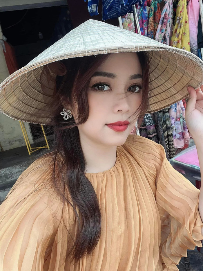 Dù xinh đẹp, tài năng và giàu có nhưng Hằng Túi khá lận đận về đường tình duyên. Cô từng kết hôn 2 lần và cả 2 cuộc hôn nhân này đều đã tan vỡ. Đáng chú ý, cả 2 lần đò đều vướng nhiều thị phi, ồn ào.