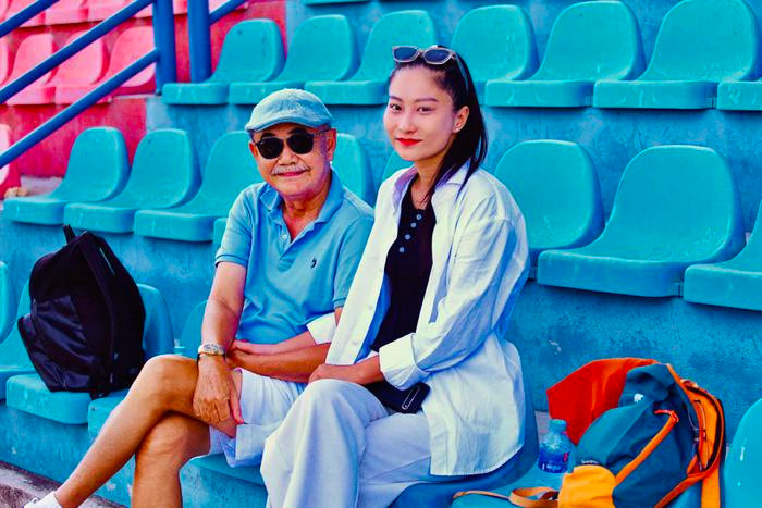 Trước đó, NSND Việt Anh đã chia sẻ nhiều hình ảnh thân mật cùng cô gái trẻ.