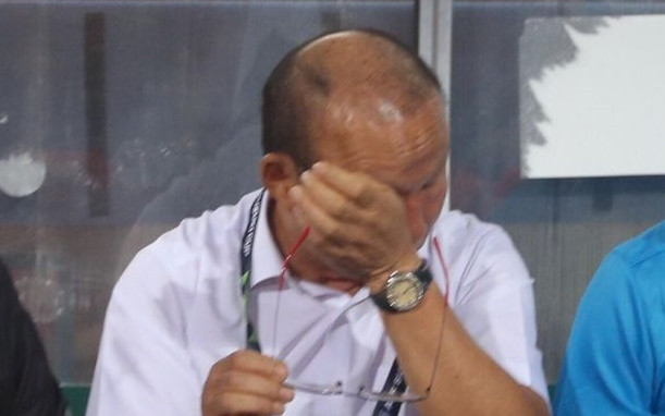 Thái độ của HLV Park Hang Seo và HLV Troussier sau mỗi trận đấu với Indonesia Ảnh 2