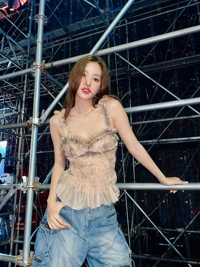 Hoa hậu Tiểu Vy sở hữu phong cách thời trang trẻ trung, năng động và quyến rũ. Ảnh: FBNV