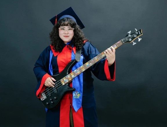 Không chỉ có học lực tốt, Anh Thư còn rất đa tài, yêu thích âm nhạc và thông thạo một số nhạc cụ.