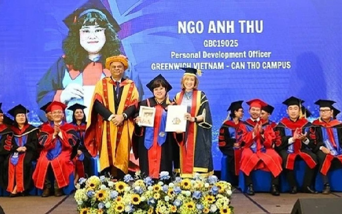 Xúc động câu chuyện đằng sau nữ sinh cầm di ảnh mẹ lên nhận bằng tốt nghiệp Ảnh 2