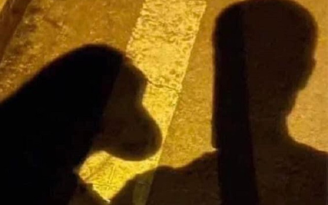 Nhờ bạn trai cầm điện thoại chụp ảnh, cô gái giận tím mặt khi xem thành phẩm Ảnh 2