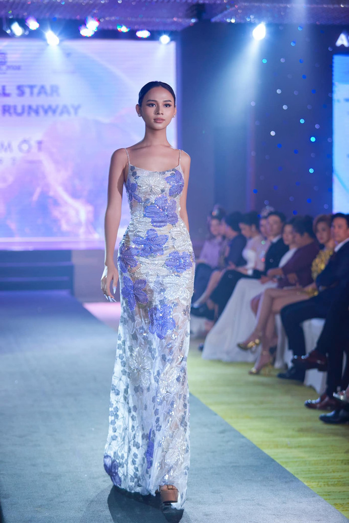 Mỹ nhân từng tập catwalk trong xưởng ô tô để đi thi sắc đẹp Ảnh 3