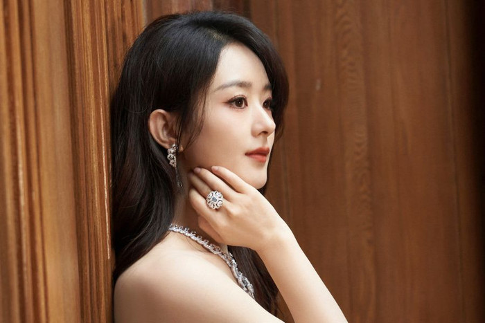 Triệu Lệ Dĩnh vướng tin đồn hẹn hò với đàn em chỉ vì 1 hành động quá tình Ảnh 1