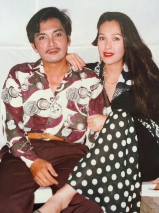 Song song với sự thăng hoa trong sự nghiệp, con đường tình ái của Diễm My cũng được công chúng nhắc đến nhiều khi nên duyên cùng Thương Tín. Mối duyên giữa cô nam tài tử danh tiếng nhất nhì dòng phim nhựa kéo dài trong hai năm. Trong quyển hồi kí Thương Tín - một đời giông bão, nam diễn viên kể lại ngày yêu khi họ cùng đóng phim Một người từ nước Mỹ trở về do anh làm đạo diễn, còn cô đảm nhiệm vai chính.  