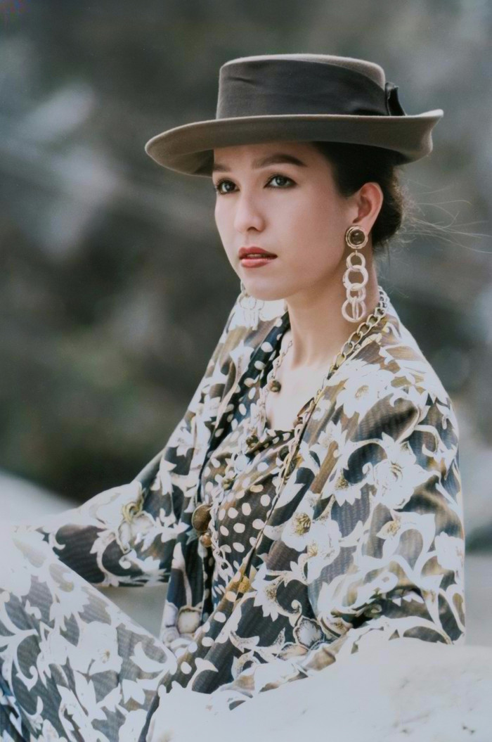 Giải đáp thắc mắc rạn nứt khi cả hai đã có tổ ấm riêng, Diễm My không ngại tiết lộ câu chuyện giữa cô và chàng đạo diễn không phải bí mật. Theo đó, gia đình, bạn bè và cả người chồng hiện tại đều tường tận.“Sự thật là anh Tín là một trong những ký ức đẹp của tôi ngày trẻ. Ai cũng biết điều đó, bạn bè, gia đình và cả ông xã hiện tại cũng rất rõ. Chúng tôi chẳng có gì phải giấu diếm, che đậy cũng như phủ nhận điều đó”, cô nói.
