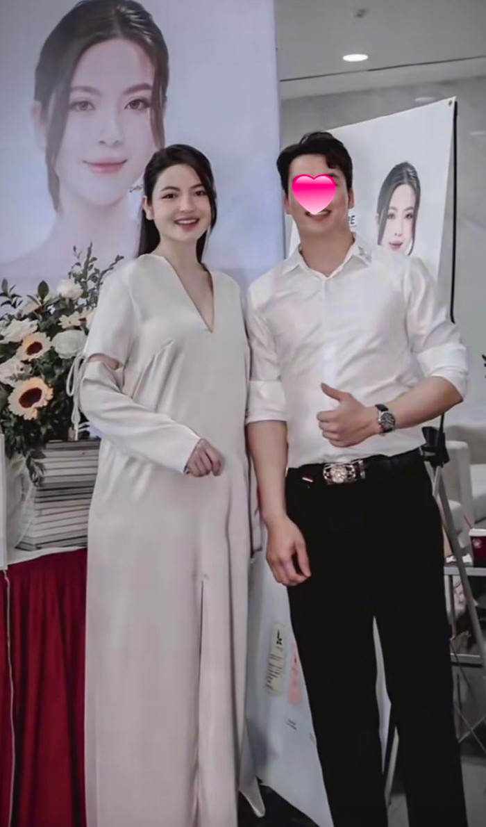 Trước đám cưới, Chu Thanh Huyền diện trang phục thùng thình, giấu đi vóc dáng thon thả thường ngày.