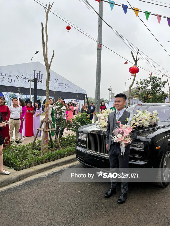 Chú rể Quang Hải hạnh phúc bước lên xe hoa tiền tỉ, mẹ chồng vui vẻ: 'Tôi đi đón con dâu về đây' Ảnh 1