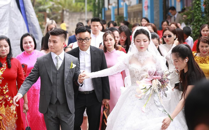 Đám cưới Quang Hải - Chu Thanh Huyền: Cặp đôi tay trong tay, chú rể có hành động tinh tế Ảnh 2