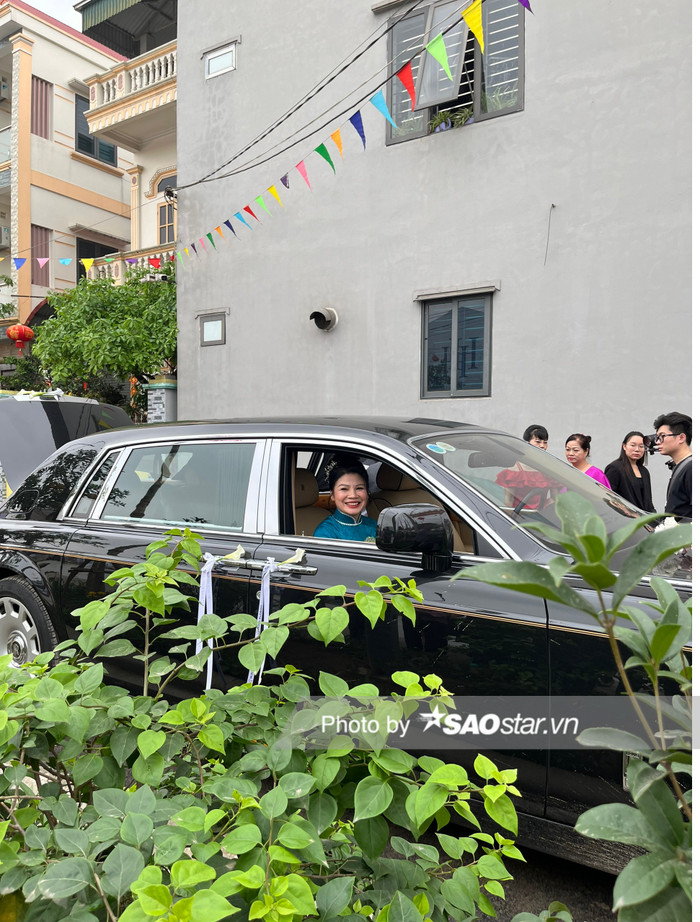 Mẹ Quang Hải rạng rỡ đón dâu.