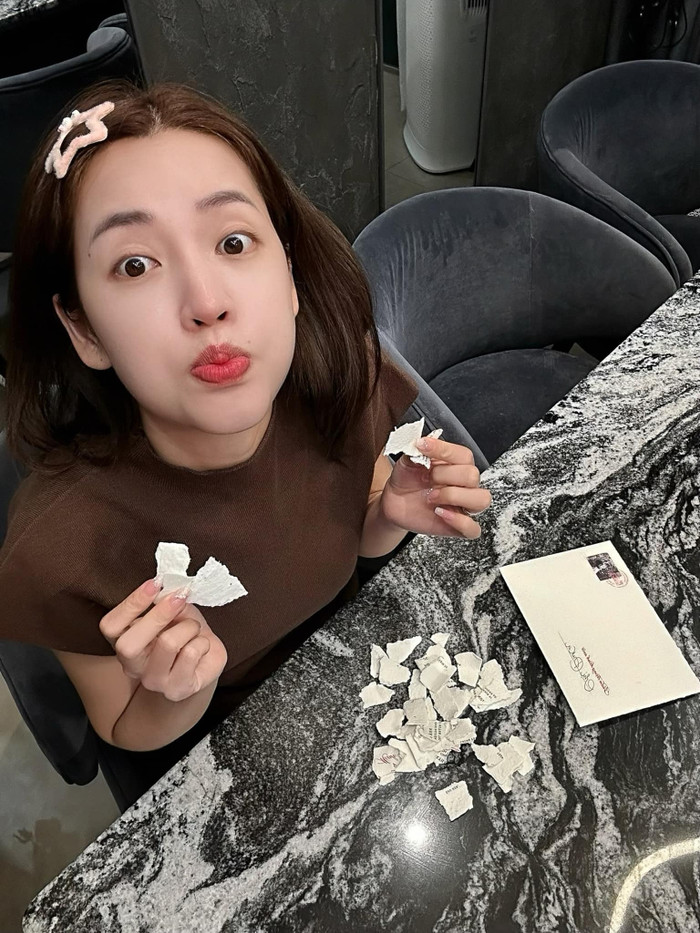 Puka lỡ tay xé thiệp cưới của Minh Tú, chưa kịp xem ngày giờ.