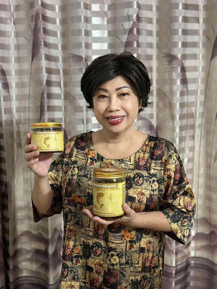 Nghệ sĩ rất thích thú khi hỗ trợ bà con trong chợ có hoàn khó khăn bán hàng online.