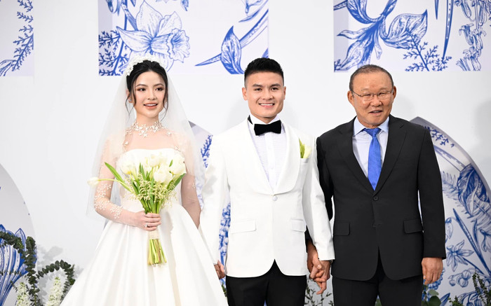 HLV Park Hang Seo cùng Văn Hậu tới dự đám cưới Quang Hải, nắm chặt tay học trò như dặn dò điều gì đó Ảnh 2