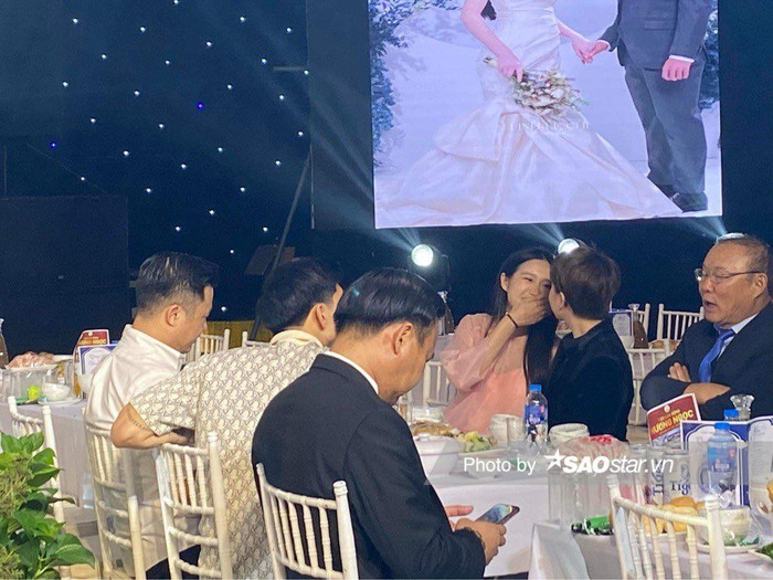 Văn Hậu (áo nâu) trò chuyện cùng thầy Park