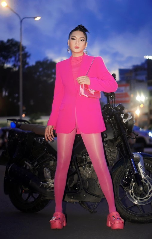 Trước đó, Phạm Thoại thường xuyên giả gái, chính vì thế, thông tin anh sắp cưới vợ khiến nhiều người không khỏi ngỡ ngàng