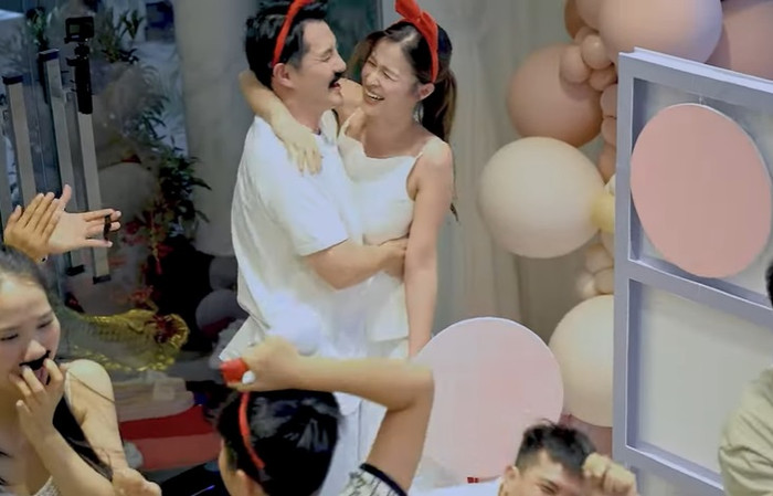 Ông Cao Thắng ngọt ngào đặt nụ hôn lên má Đông Nhi sau khi biết tin em bé thứ hai là 'tiểu công chúa'.