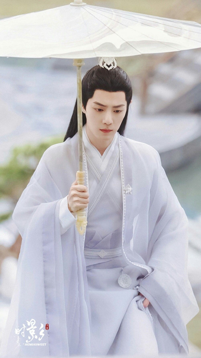 Cảnh Tiêu Chiến cầm ô trong trang phục cổ trang được khen ngợi đẹp như tranh vẽ, từng gây sốt cõi mạng suốt một thời gian dài. 