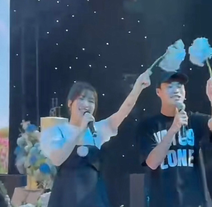 Nữ ca sĩ với Văn Toàn cùng song ca những bản hit đám cưới đình đám và đã nhận được rất nhiều sự quan tâm của công chúng.