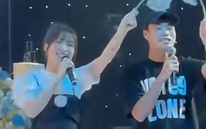 Hòa Minzy - Văn Toàn 'song kiếm hợp bích', quẩy tới bến đám cưới Quang Hải Ảnh 2