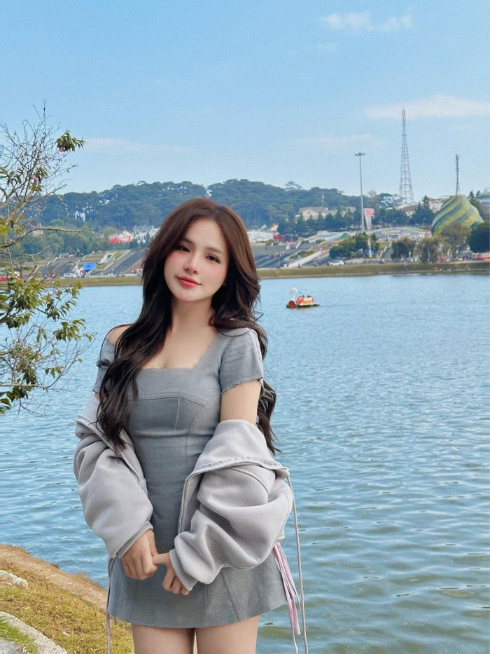 Khánh Vân - cô nàng sở hữu vóc dáng nhỏ nhắn, gương mặt khá xinh đẹp