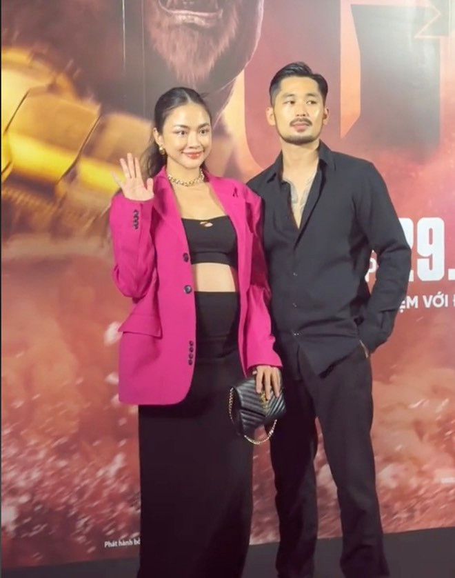 Yumi Thiên Nga ôm bụng bầu đi sự kiện, được bạn trai 'tháp tùng', chăm sóc chu đáo.