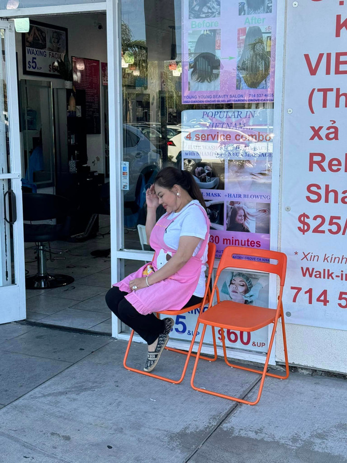 Lê Dương Bảo Lâm và Lê Giang ở tiệm làm nail