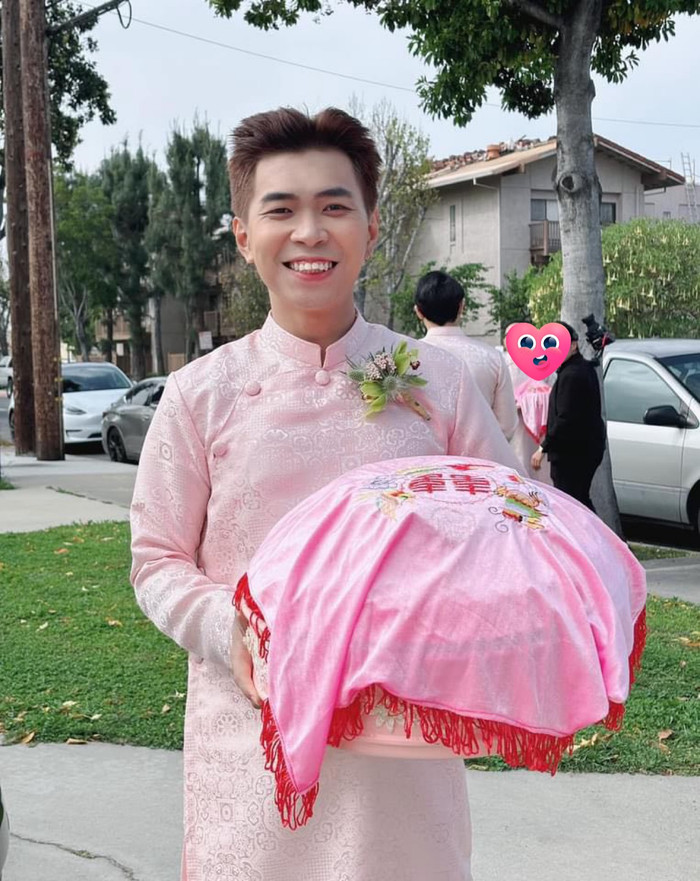 Hóa ra, nam diễn viên chỉ là thành viên trong dàn bưng mâm quả trong lễ cưới người bạn đồng nghiệp ở Mỹ.