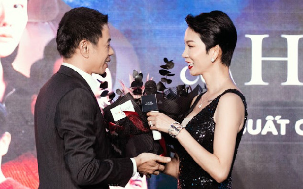 Siêu mẫu Việt đã có chồng bất ngờ hôn môi diễn viên Thái Hòa trên sân khấu Ảnh 2