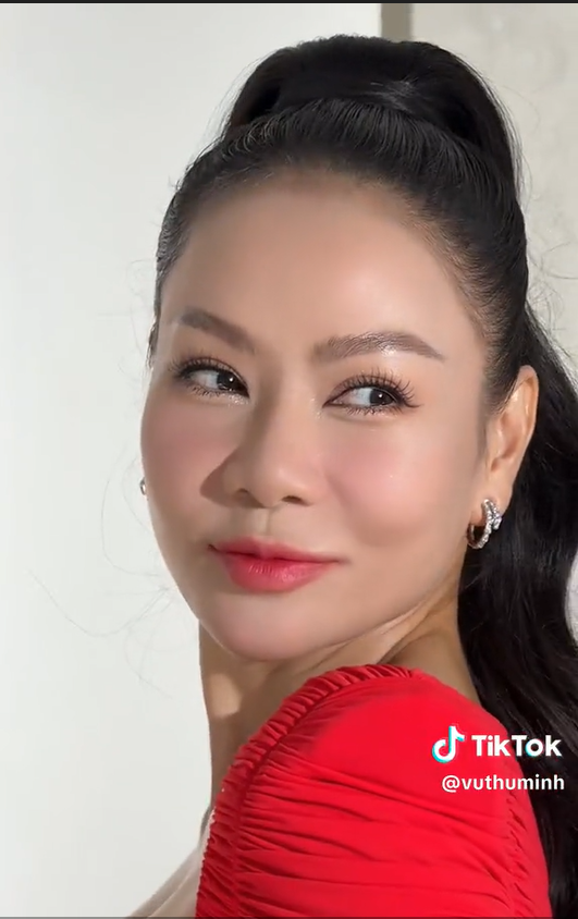 Nhan sắc của Thu Minh được khán giả nhận xét là ngày một trẻ đẹp, đầy quyến rũ ở tuổi tứ tuần. 