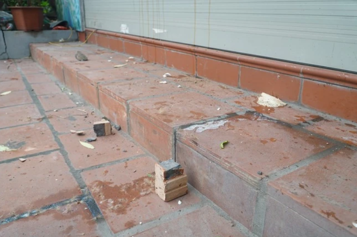 Cửa nhà của gia đình anh T. bị một số người ném chất bẩn, gạch đá...