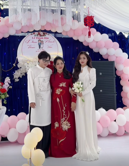 Hai chiếc áo dài cưới có giá trị hơi thấp khiến nhiều người nhận xét là chưa 'xứng tầm' Phạm Thoại.