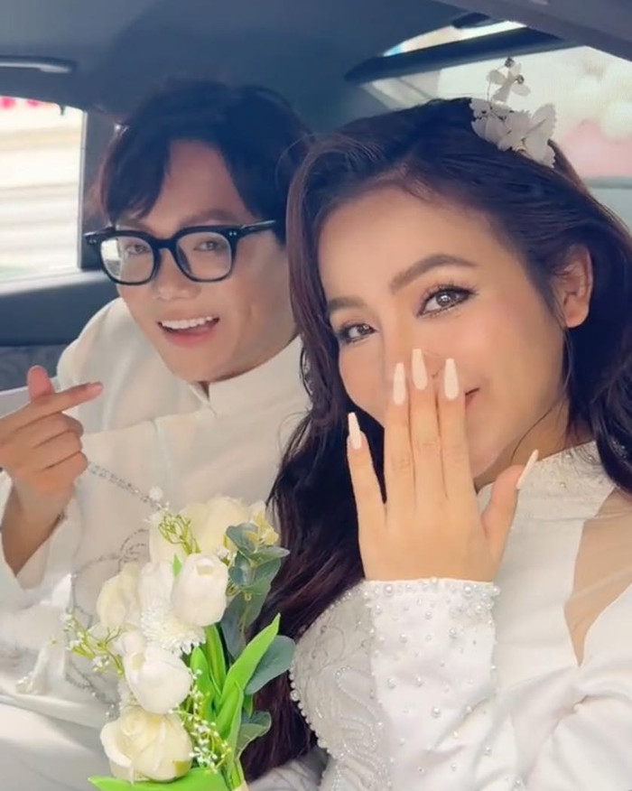 Cô dâu Khánh Vân - vợ Phạm Thoại được biết đến là một hot girl có tiếng trên mạng xã hội.