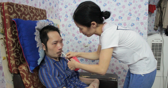 Trong suốt 15 năm chăm sóc chồng, chị Trang vẫn hi vọng có một phép màu xảy ra.