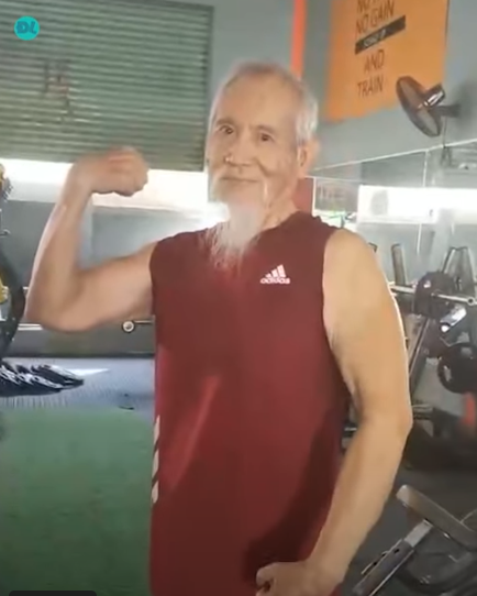 Cụ ông Phạm Mạnh Hùng dù đã 100 tuổi nhưng vẫn dẻo dai, minh mẫn. Ảnh: Độc lạ Bình Dương