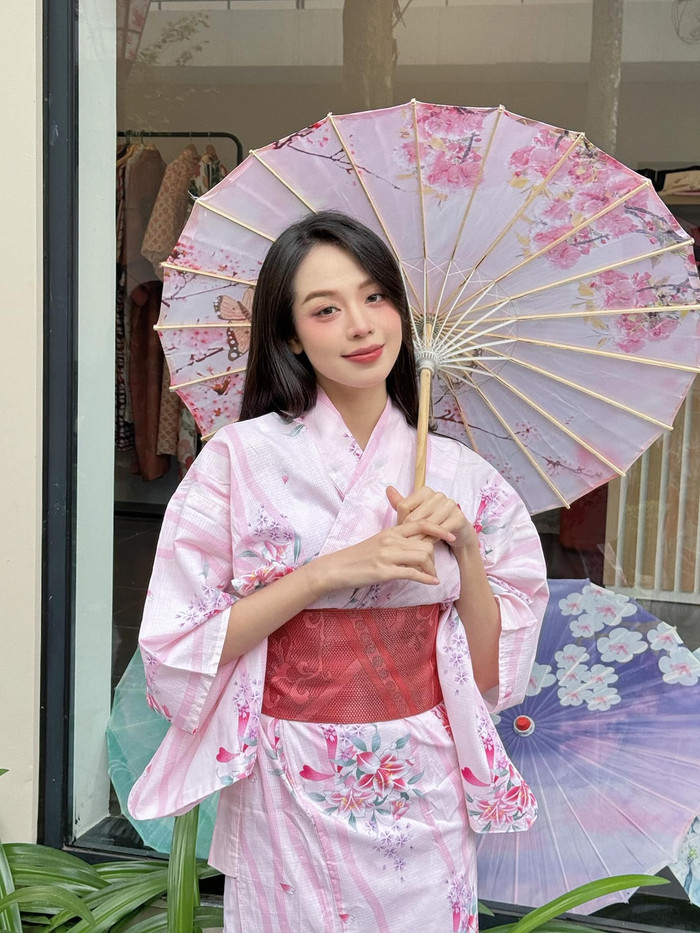 Hoa hậu Thanh Thủy thể hiện sự nữ tính, duyên dáng